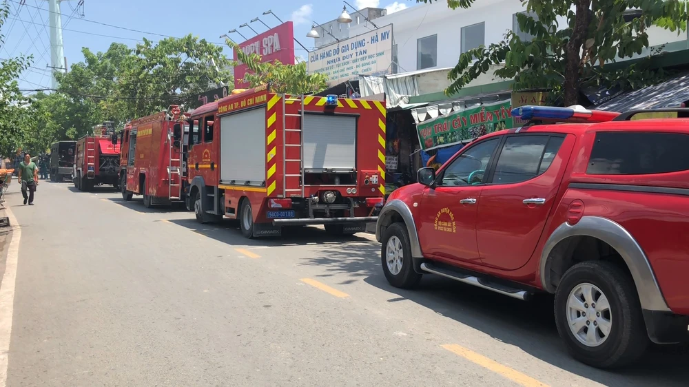 Cảnh sát PCCC và CNCH, Công an huyện Hóc Môn điều động nhiều phương tiện cùng các cán bộ chiến sĩ đến hiện trường khống chế. Ảnh: HT