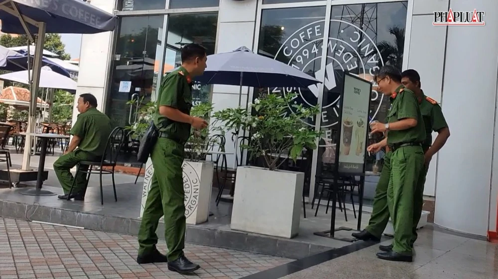 Đến trưa cùng ngày, công an vẫn đang túc trực bên dưới tòa nhà. Ảnh: NT Công an quận 1 ập vào tòa nhà, khám xét shinhan finance