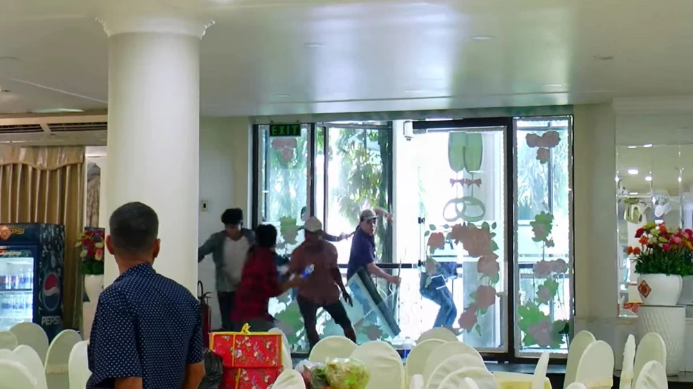 Nhóm thanh niên đập phá, đánh nhau gây nên cảnh náo loạn trong nhà hàng. Ảnh: HH