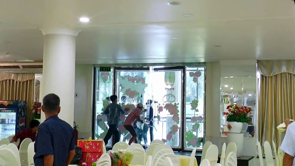 Vụ việc khiến một cánh cửa kính bị vỡ. Ảnh: HH