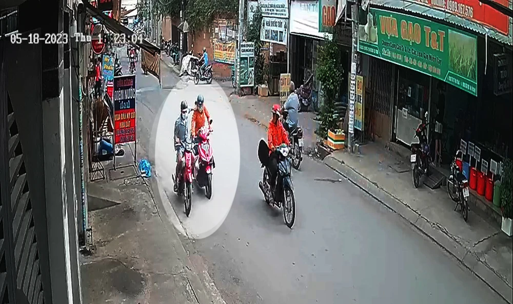 Nam thanh niên áp sát, cướp giật sợi dây chuyền trên cổ người phụ nữ. Ảnh cắt từ clip