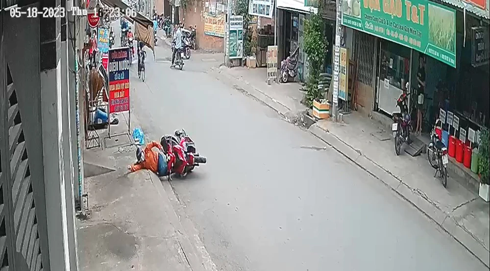 Người phụ nữ té ngã sau khi bị giật dây chuyền. Ảnh cắt từ clip