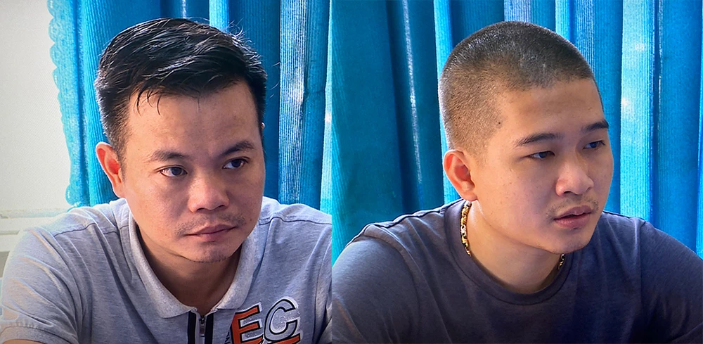 Dán quảng cáo cho vay lãi nặng trên cột điện, 2 thanh niên phải đi bóc gỡ