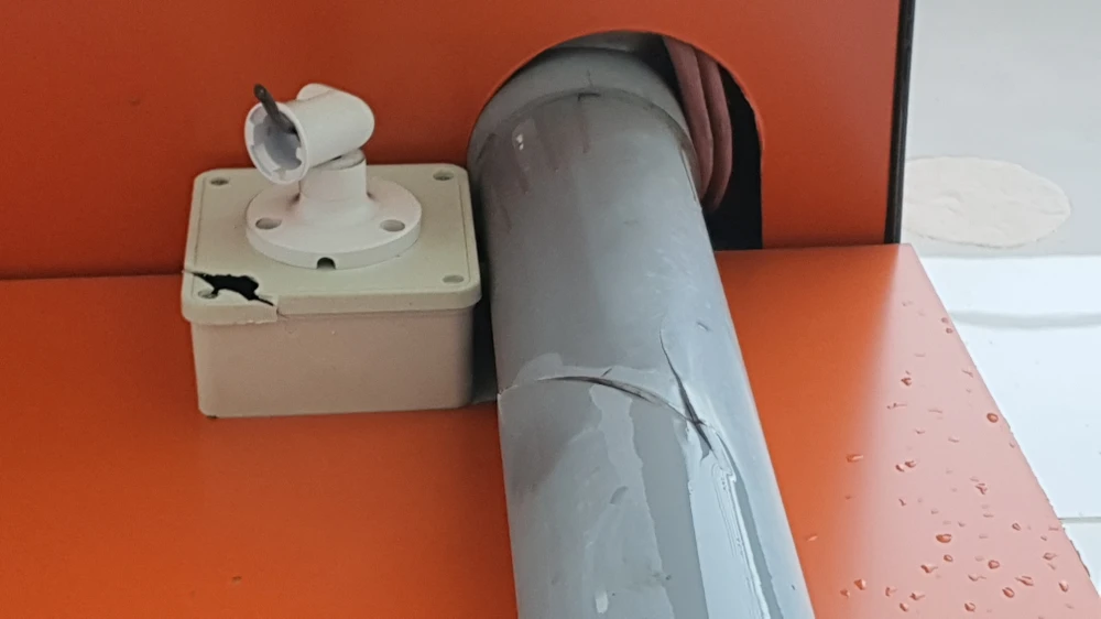 Vụ việc khiến 2 camera an ninh bị hư hỏng. Ảnh: NT