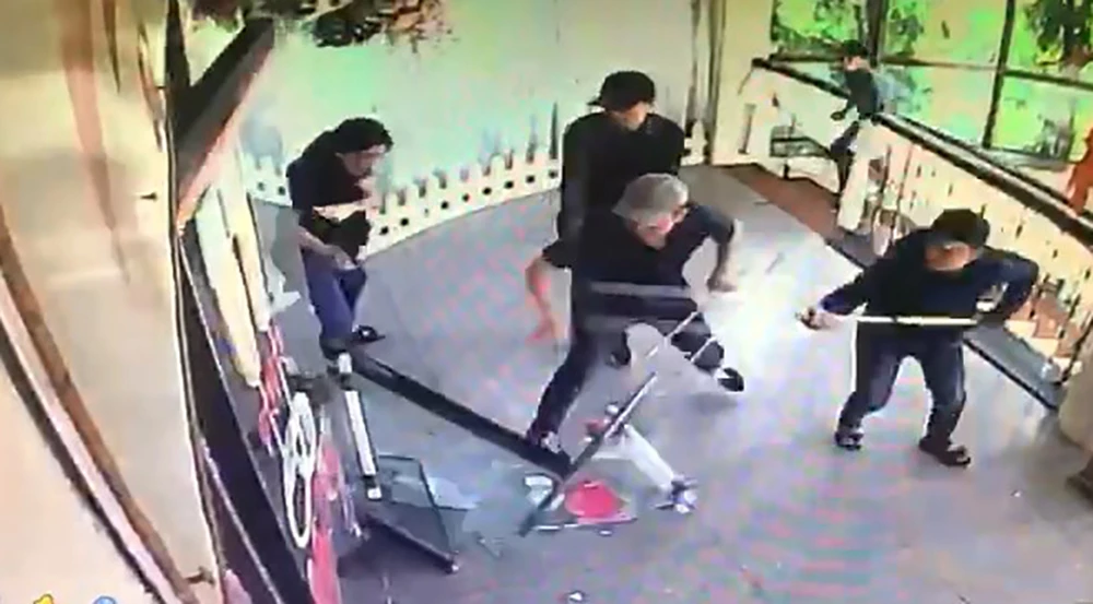 Hai nhóm dùng hung khí tấn công lẫn nhau khiến một cửa kính bị vỡ