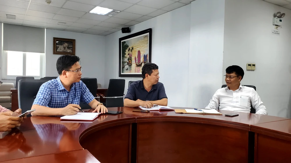 Đại diện Báo Pháp Luật TP.HCM trao đổi thông tin với Trung tá Phạm Hồng Minh, Phó Giám đốc Công ty xăng dầu 28 - Tổng công ty 28, chiều 23-5. Ảnh: YT