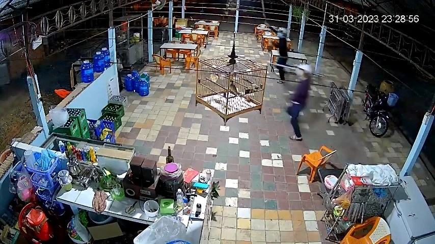 Nhóm này còn hung hãn đập phá tài sản trước khi rời đi. Ảnh cắt từ clip