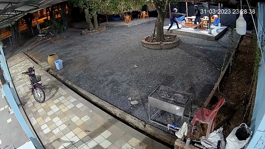 Nhóm thanh niên cầm hung khí xông vào quán nhậu chém chủ quán. Ảnh cắt từ clip