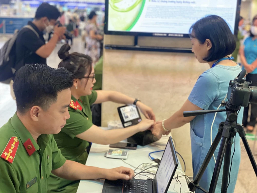 Các đơn vị sẽ cấp tài khoản định danh điện tử mức 2 cho khoảng 2.000 cán bộ làm việc tại sân bay và khách đi máy bay. Ảnh: CA