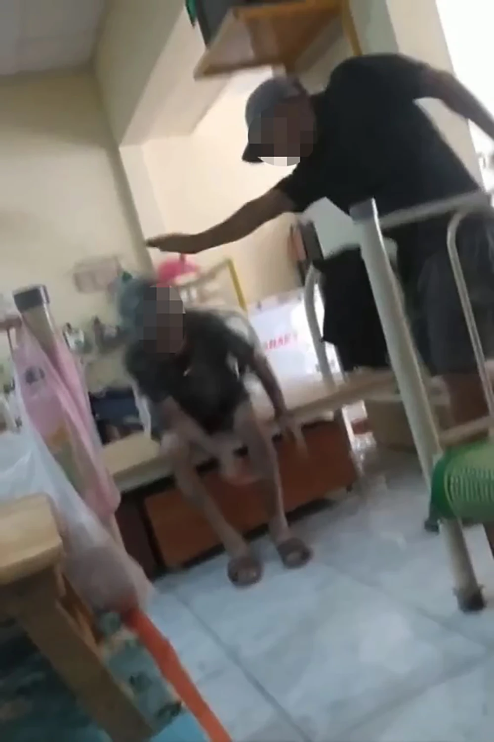 Trước đó, người này đã chửi bới, đánh đập cụ già tại một nhà trọ trên địa bàn quận 12. Ảnh cắt từ clip