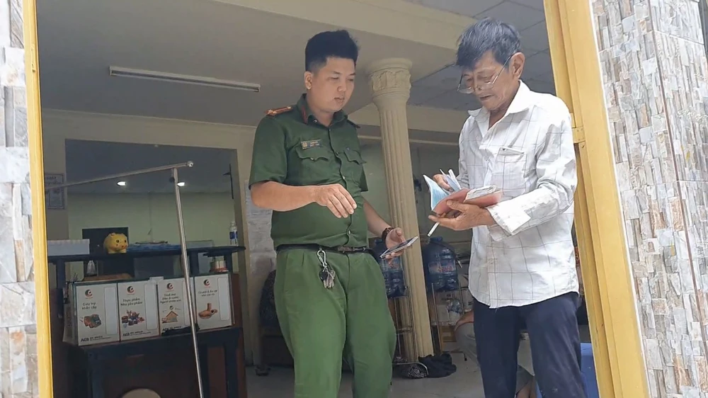 Công an có mặt ở Quán trọ Trăng Khuyết để phối hợp đưa các cụ vào trung tâm bảo trợ xã hội. Ảnh: NT Công an có mặt ở quán trọ để phối hợp đưa các cụ vào trung tâm bảo trợ xã hội