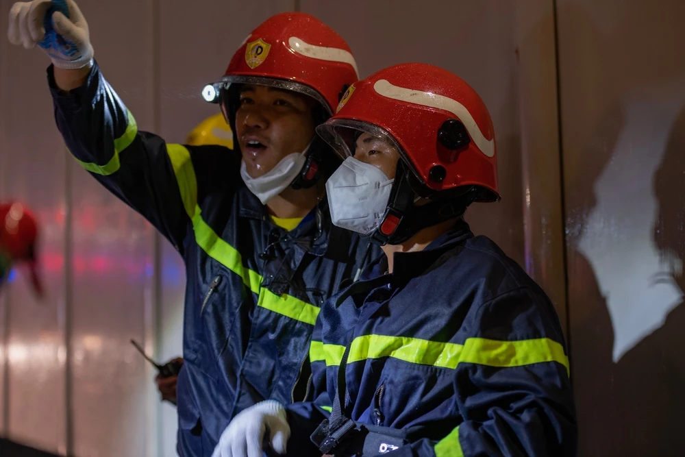 Theo giả định, nguyên liệu trong xe máy bị rò rỉ gặp tia lửa phát ra gây nên cháy bên trong hầm sông Sài Gòn, khiến nhiều người đi xe máy bị té ngã, ùn tắc giao thông gần 2 km.