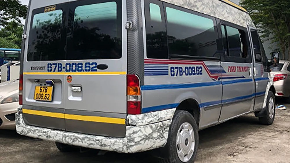 Xe giả mạo xe trung chuyển để đón khách. Ảnh: NT