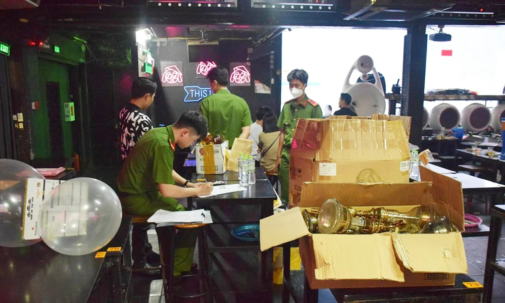Công an quận 1 phối hợp với các đơn vị liên quan kiểm tra hành chính quán Heritage. Ảnh: CA