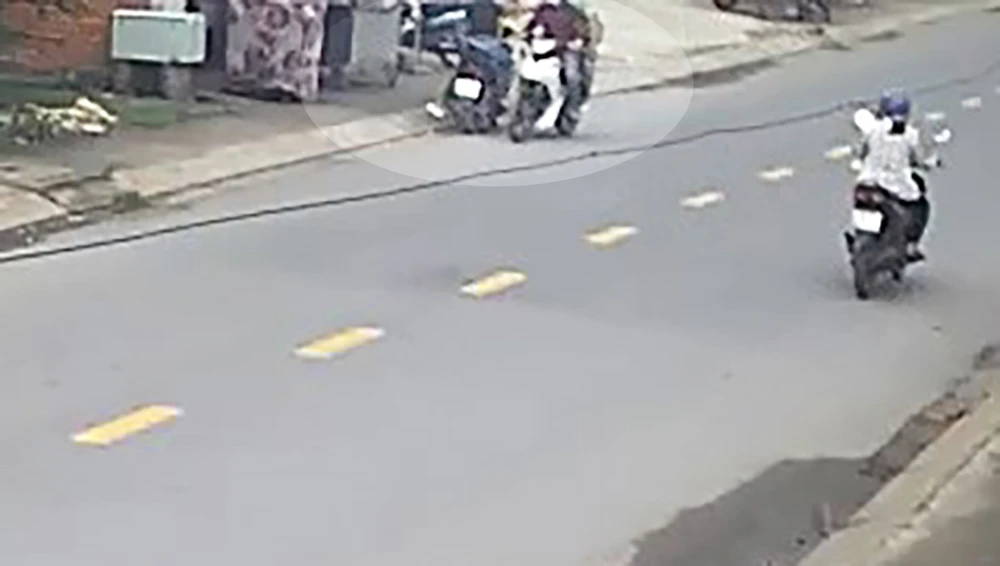 Người cầm lái áp sát để người ngồi sau cướp giật sợi dây chuyền của chị P. Ảnh cắt từ clip