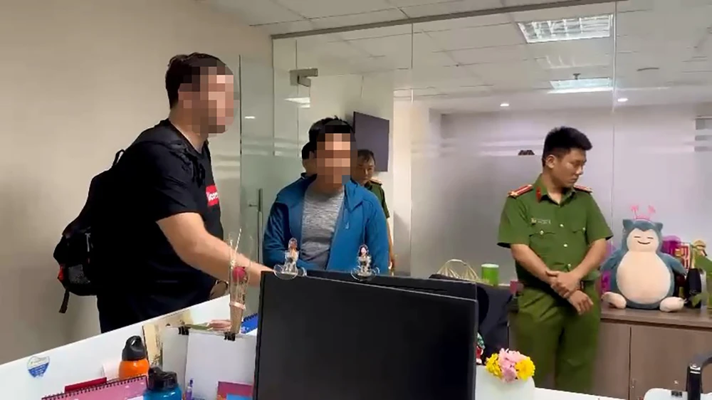 Công an cũng làm việc với giám đốc điều hành cao nhất là người có quốc tịch Đông Âu (áo đen bên trái). Ảnh: CA