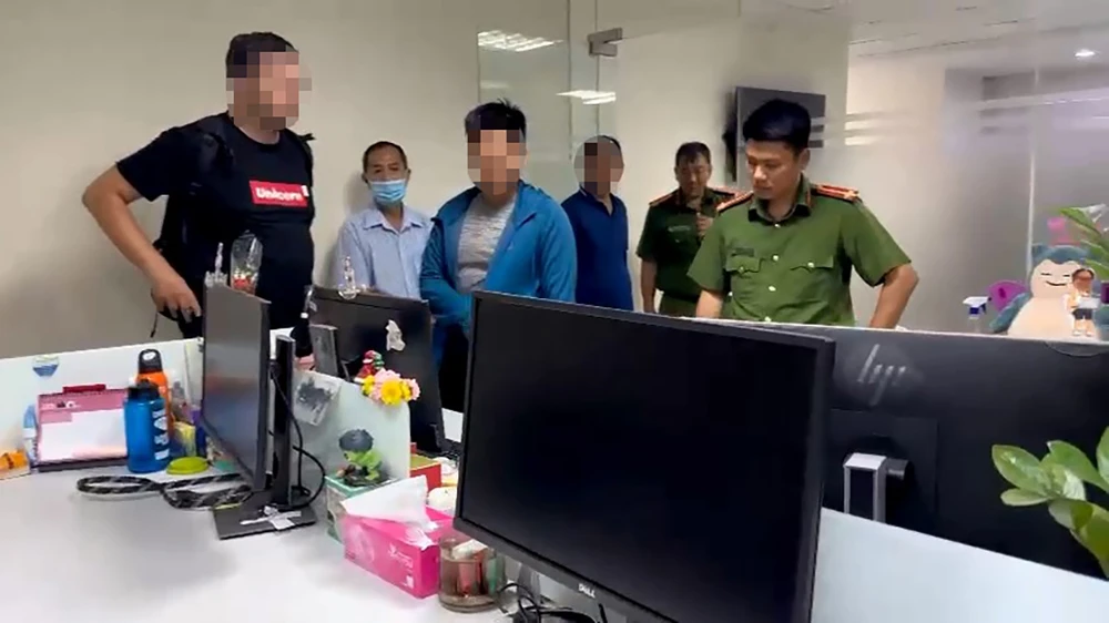 Công an khám xét nơi làm việc của ba công ty tại Quận 1. Ảnh: CA