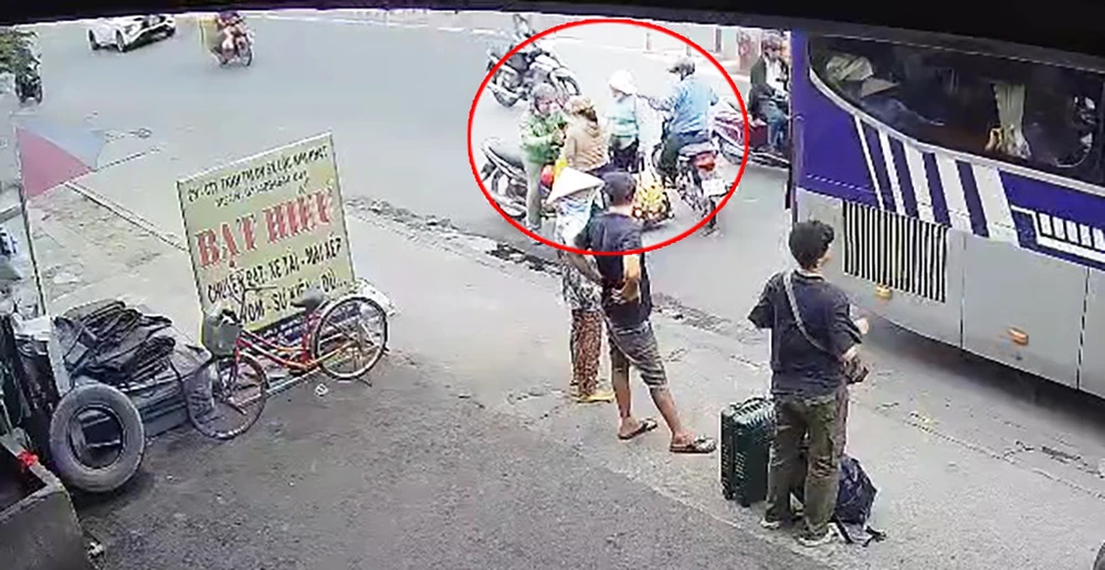 Trước đó, Phước áp sát, cướp giật sợi dây chuyền vàng của người phụ nữ chuẩn bị lên xe khách. Ảnh cắt từ clip
