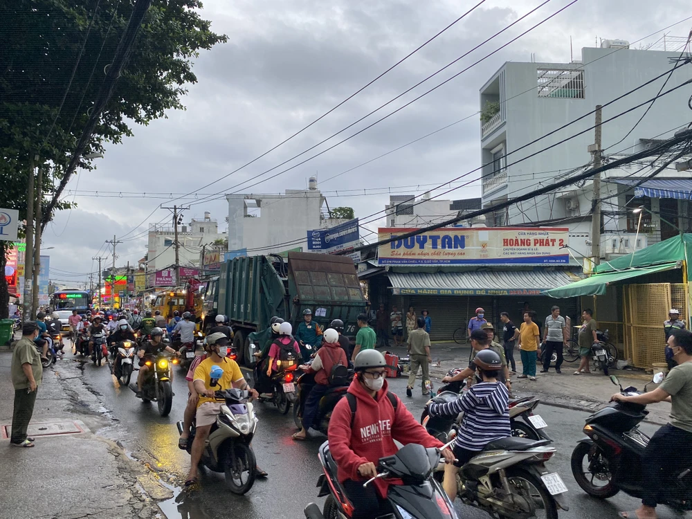 Ảnh hưởng từ tai nạn khiến giao thông qua khu vực ùn ứ. Ảnh: HT Ảnh hưởng từ tai nạn khiến giao thông qua khu vực ùn ứ. Ảnh: HT