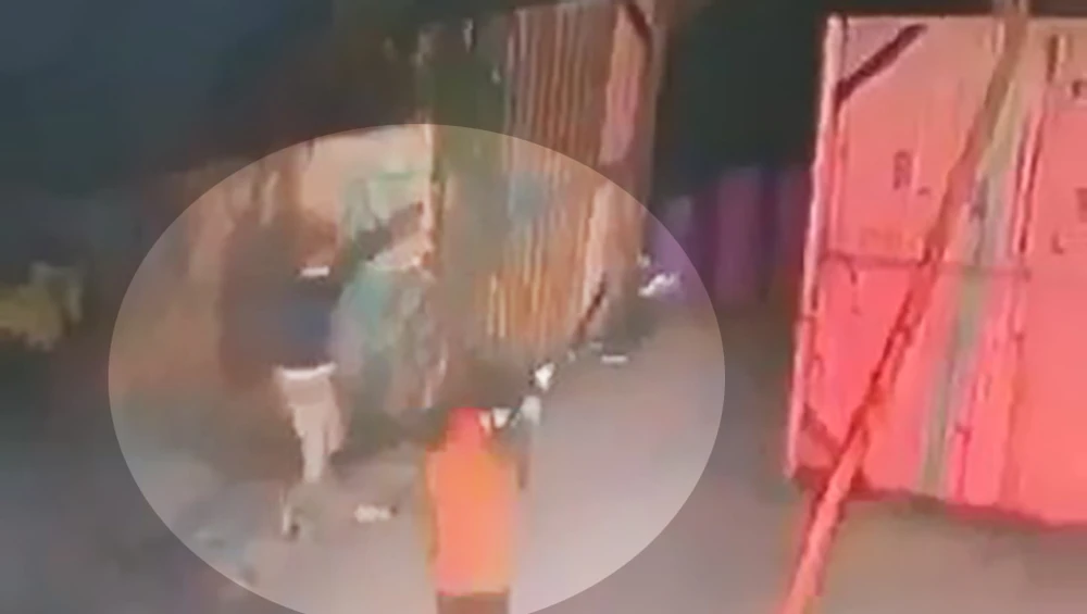 Hình ảnh hai thanh niên cầm súng bắn loạn xạ vào bên trong con hẻm. Ảnh cắt từ clip Hình ảnh hai thanh niên cầm súng bắn loạn xạ vào bên trong con hẻm. Ảnh cắt từ clip