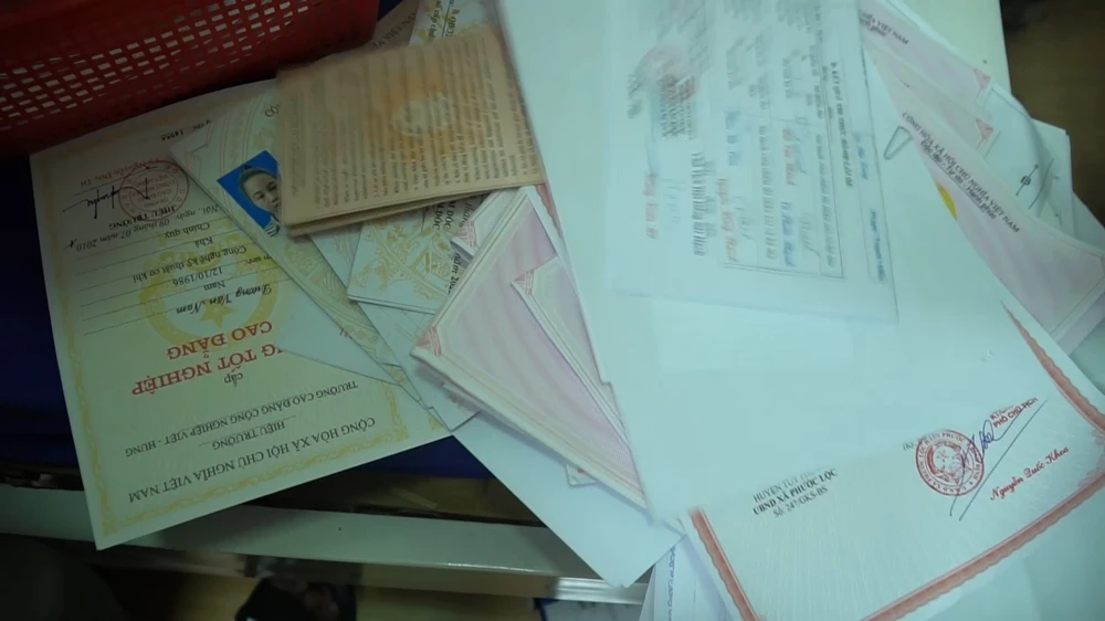 Giấy tờ nhóm này làm giả bị phát hiện. Ảnh: CA