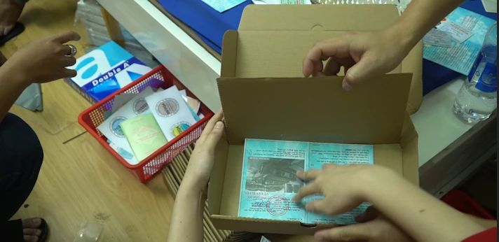 Nhóm này ngụy trang giấy tờ giả bên trong ví, áo... để tránh bị phát hiện. Ảnh: CA