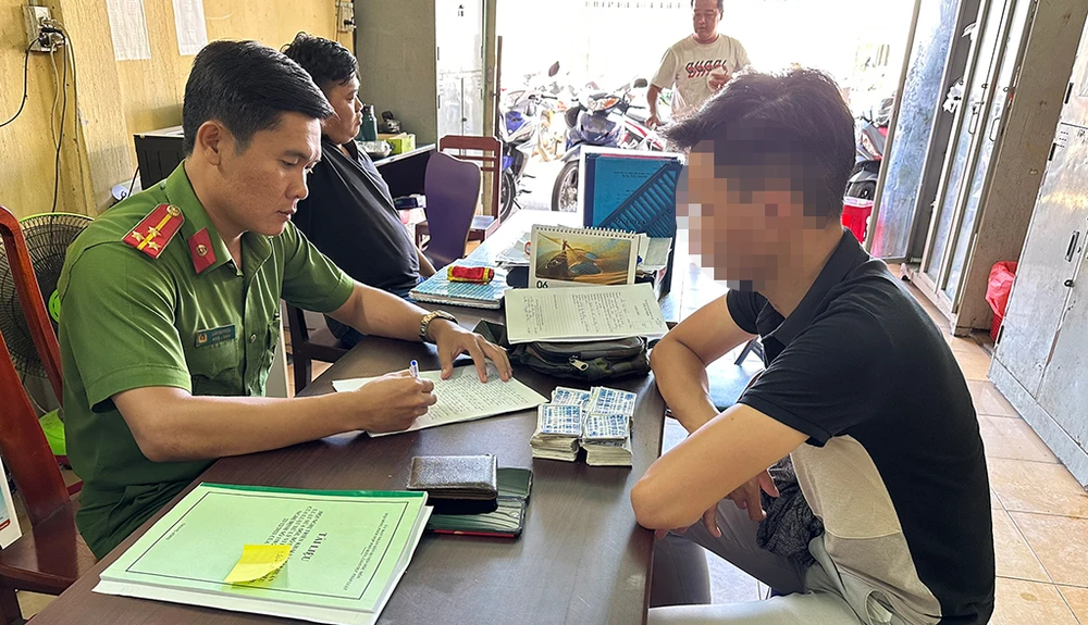 N bị công an phối hợp với UB lập biên bản vi phạm hành chính. Ảnh: CA N bị công an phối hợp với UB lập biên bản vi phạm hành chính. Ảnh: CA