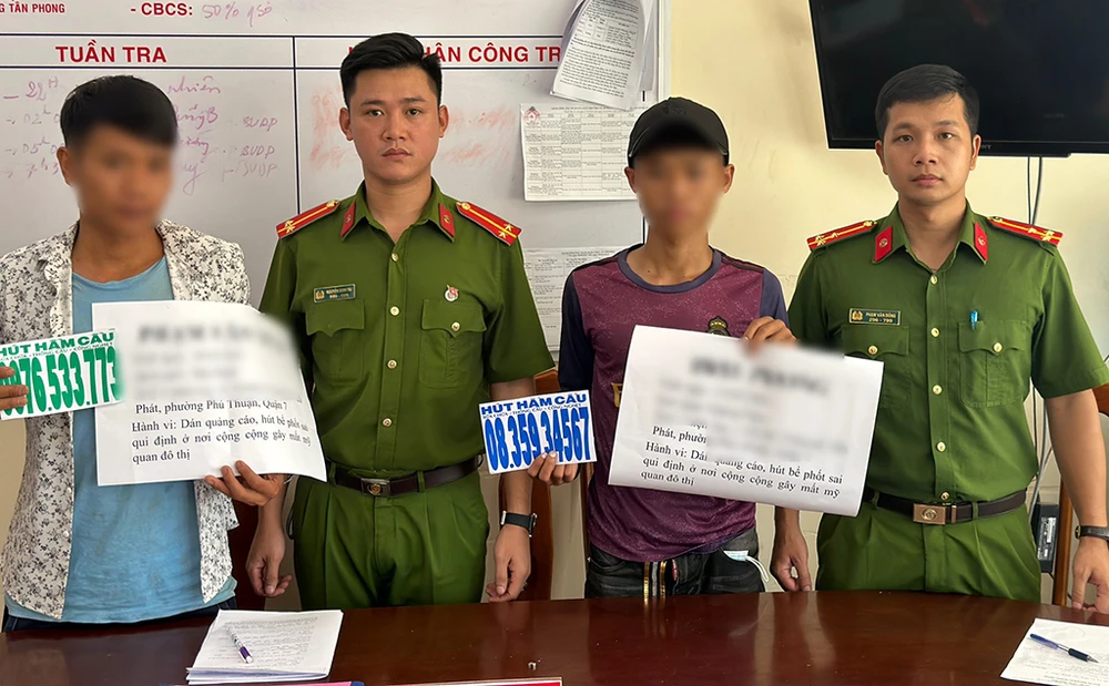 Cùng thời điểm, Công an phường Tân Phong, quận 7 cũng phát hiện hai nam thanh niên đi dán quảng cáo lên các cột điện, tường nhà trên địa bàn nên mời về trụ sở xử lý. Ảnh: CA Cùng thời điểm, Công an phường Tân Phong, quận 7 cũng phát hiện hai nam thanh niên đi dán quảng cáo lên các cột điện, tường nhà trên địa bàn nên mời về trụ sở xử lý. Ảnh: CA