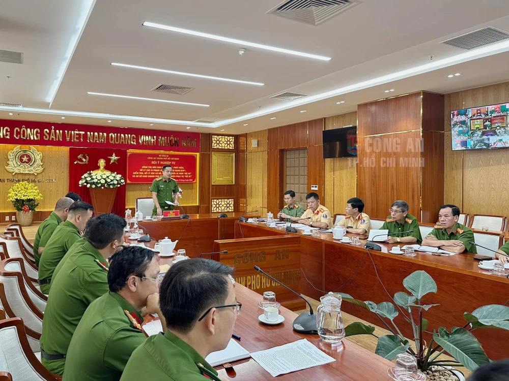 Công an TP.HCM tổ chức Hội ý nghiệp vụ về thực hiện công tác ra quân tuyên truyền, bóc xóa các tờ rơi quảng cáo liên quan hoạt động “tín dụng đen”... Ảnh: CA