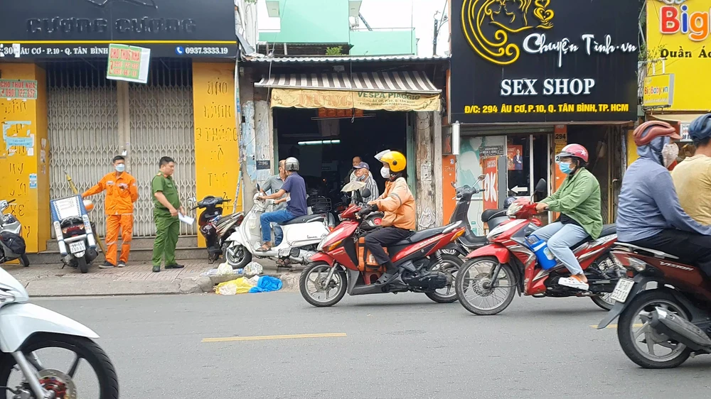 Vụ việc xảy ra tại mái tôn căn nhà đồng thời là tiệm kinh doanh xe Vespa cổ. Ảnh: NT