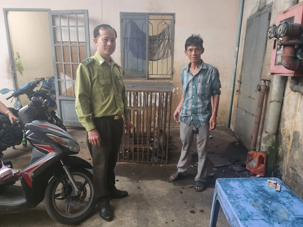 Sau thời gian dài nuôi dưỡng con khỉ, ông Khang đã liên hệ với cơ quan kiểm lâm để bàn giao. Ảnh: HT