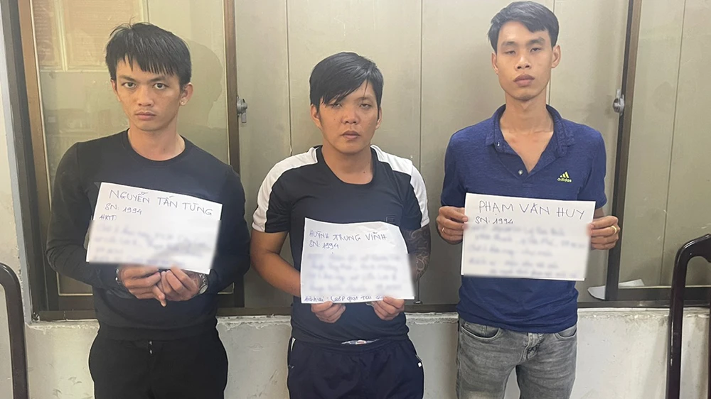 Tùng, Vĩnh và Huy nhanh chóng bị Công an quận 11 phối hợp với Đội 3, Phòng PC02 bắt. Ảnh: CA