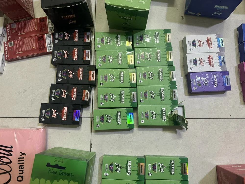 Các tang vật bị Công an quận 1 phối hợp với Công an TP.HCM phát hiện trên địa bàn. Ảnh: CA