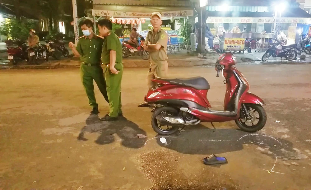 Chiếc xe máy bị tông hư hỏng nằm trên đường. Ảnh: HT