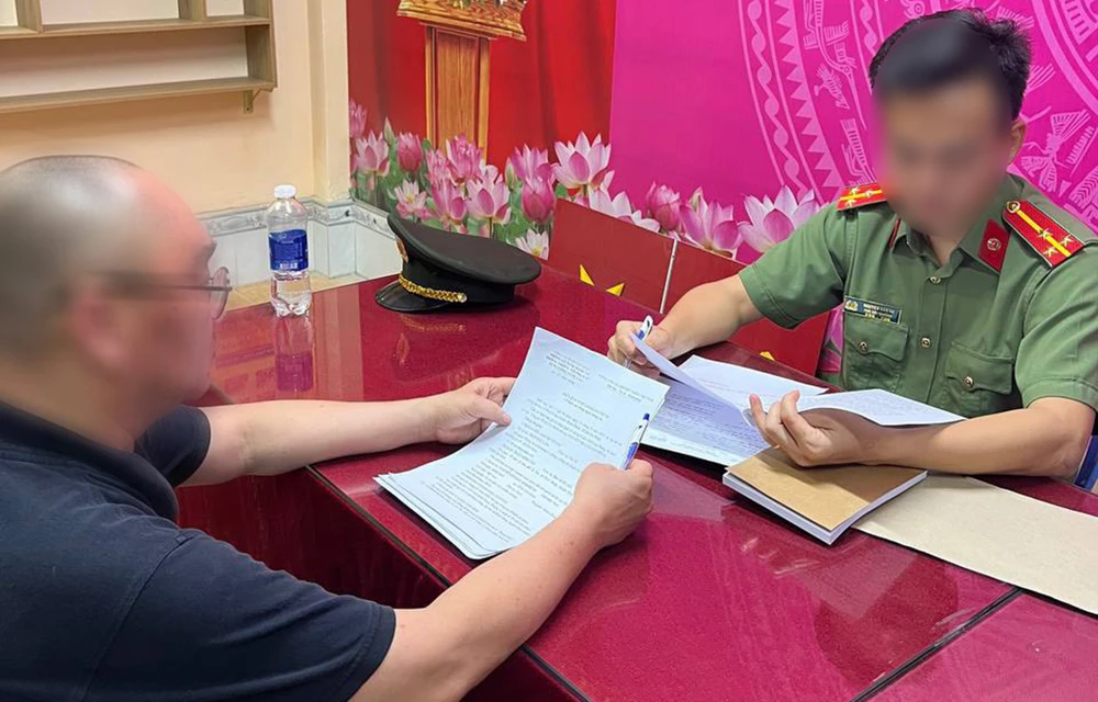 Công an đã mời làm việc, xử phạt ông D số tiền 7,5 triệu đồng vì đăng thông tin sai sự thật. Ảnh: CA