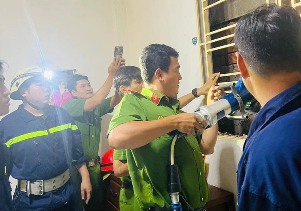 Cảnh sát PCCC và CNCH nhanh chóng điều động phương tiện và lực lượng tới giải cứu nạn nhân. Ảnh: CA