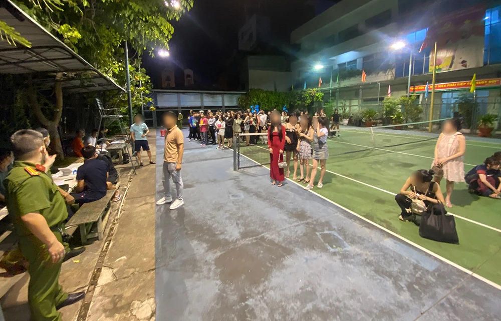 Công an sàng lọc, lấy lời khai những người liên quan để điều tra, làm rõ. Ảnh: CA