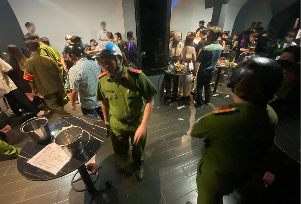 Công an quận 1 phối hợp với các đơn vị liên quan kiểm tra nhà hàng, quán bar trên địa bàn. Ảnh: CA