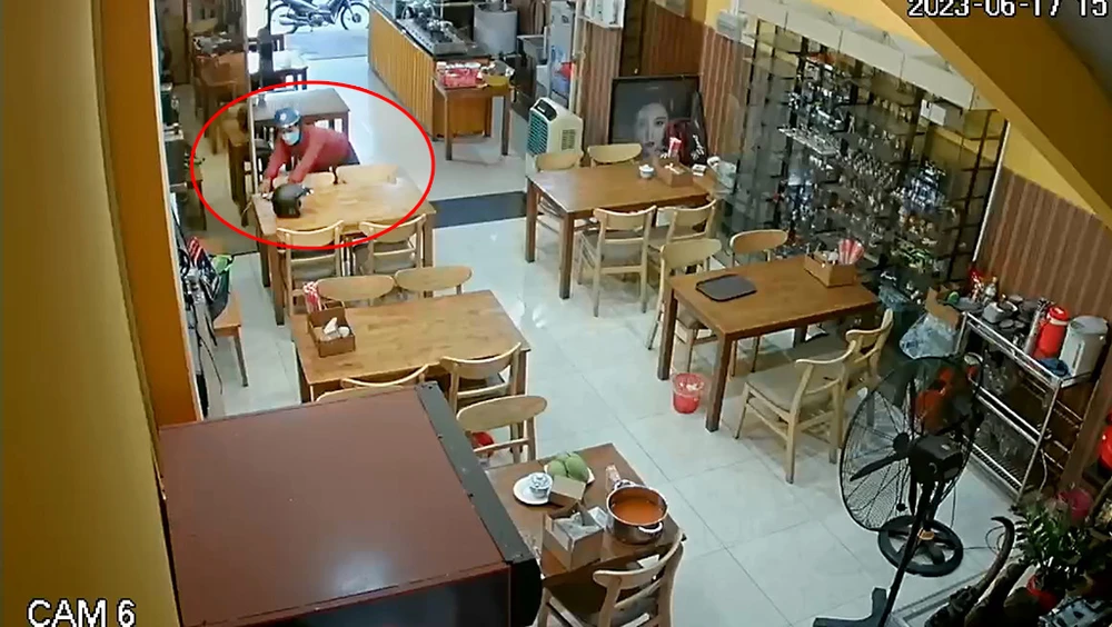 Nam thanh niên vào quán bánh canh cua rồi lấy trộm điện thoại của nhân viên. Ảnh cắt từ clip