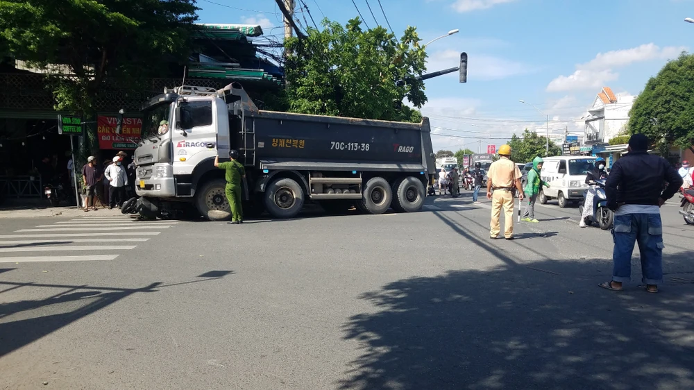 Lực lượng chức năng quận Tân Phú sau đó xử lý hiện trường, điều tra nguyên nhân. Ảnh: HT