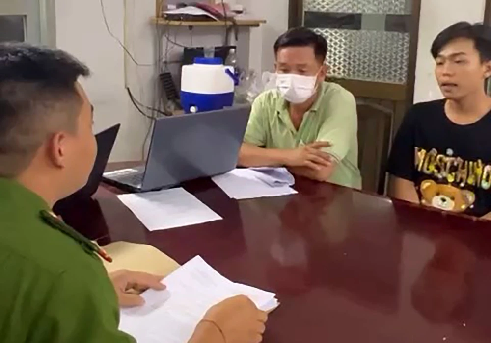Công an lấy lời khai với Minh (áo đen, bên phải) để phục vụ điều tra. Ảnh: CA