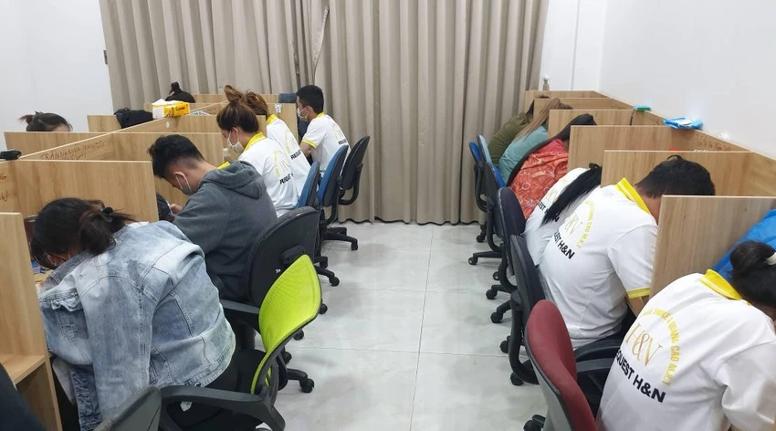 Trước đó, hồi tháng 9-2022, Công an quận Tân Phú triệt phá đường dây lừa đảo bằng hình thức cho vay. Ảnh: NT