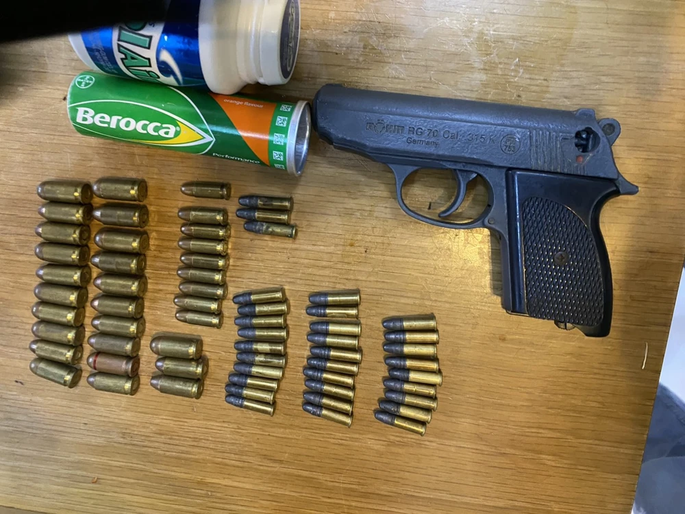 Khẩu súng và hàng chục viên đạn bị công an phát hiện. Ảnh: CA Khẩu súng và hàng chục viên đạn bị công an phát hiện. Ảnh: CA