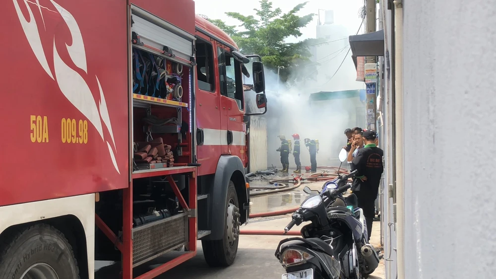 Cảnh sát PCCC huy động phương tiện và các cán bộ chiến sĩ đến hiện trường khống chế đám cháy. Ảnh: HT Cảnh sát PCCC huy động phương tiện và các cán bộ chiến sĩ đến hiện trường khống chế đám cháy. Ảnh: HT