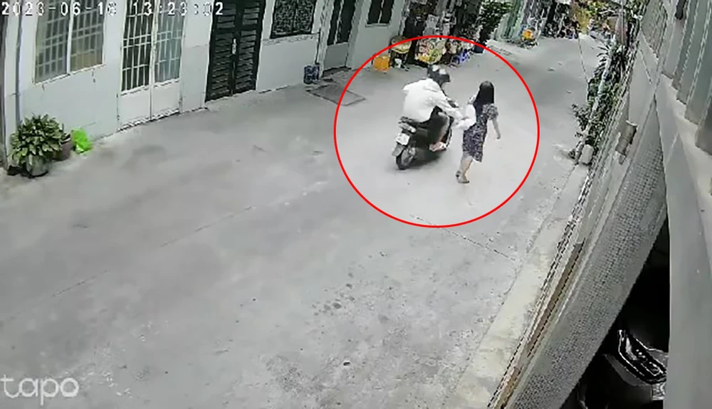 Trước đó, Quang và đồng bọn cướp giật chiếc túi xách của cô gái trong hẻm đường Cao Thắng, quận 10. Ảnh cắt từ clip