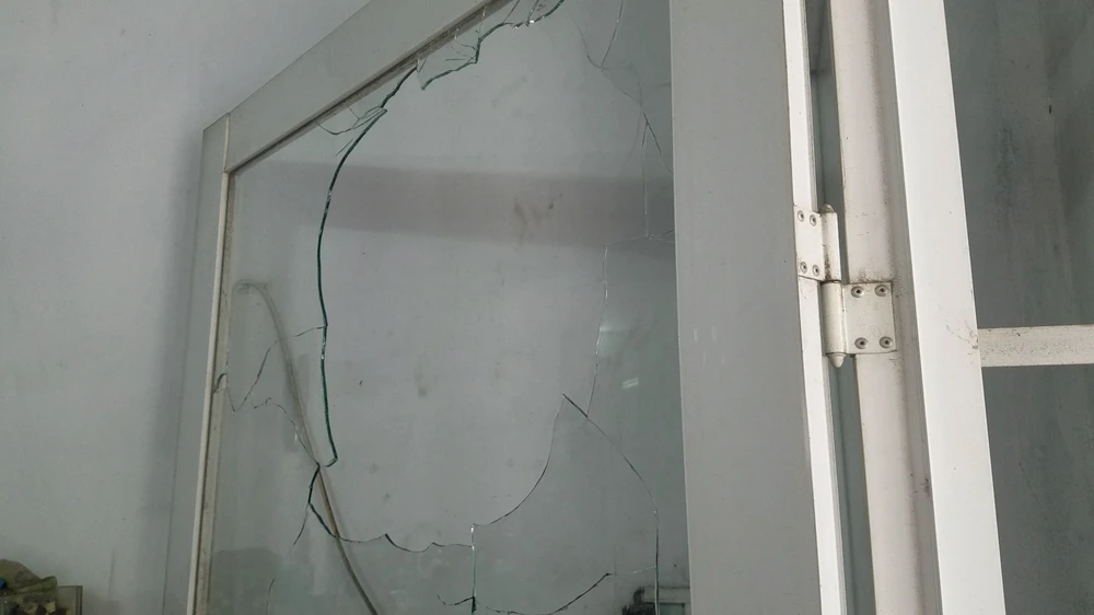Cửa kính của nhà ông A bị đập phá hư bể sau vụ việc. Ảnh: HT