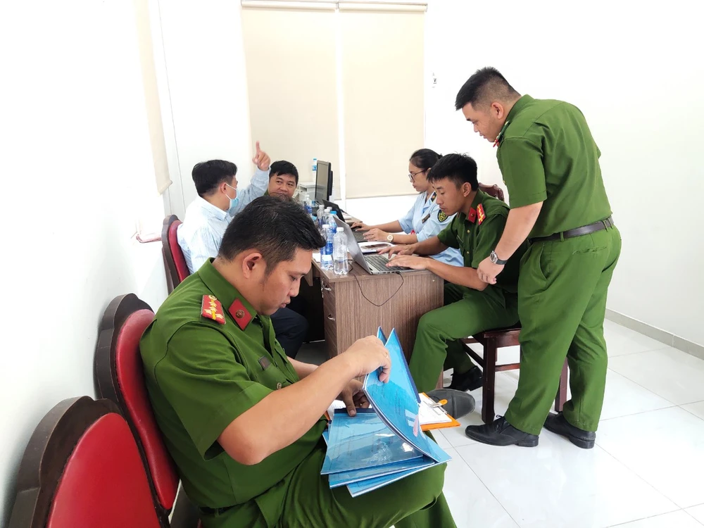 Phòng PC05, Công an TP.HCM phối hợp với Công an TP Dĩ An, tỉnh Bình Dương phát hiện số lượng lớn khí "cười" ở kho hàng trên Xa lộ Hà Nội. Ảnh: NT