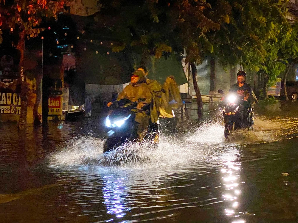 Lúc 21 giờ 30, Đài khí tượng Thủy văn khu vực Nam Bộ phát cảnh báo mưa kèm theo giông, sét cho toàn bộ khu vực TP.HCM. Cụ thể, qua theo dõi trên ảnh mây vệ tinh, ảnh ra đa thời tiết và định vị sét cho thấy mây giông phát triển mạnh và gây mưa giông trên hầu hết quận huyện ở TP.HCM. Ảnh: HT