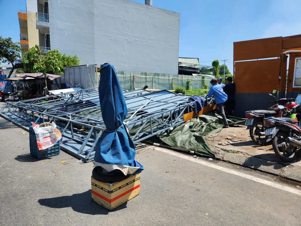 Trong khi đó, tường bao một công trình xây dựng trên đường Lê Trọng Tấn cũng bị gió xô đổ sập. Ảnh: HT