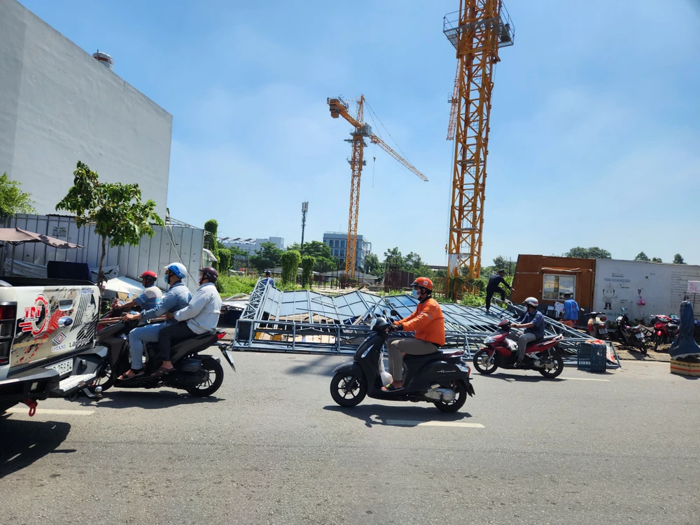 Đến sáng ngày 23-6, việc khắc phục tường tôn bao công trình này vẫn đang được triển khai. Ảnh: HT